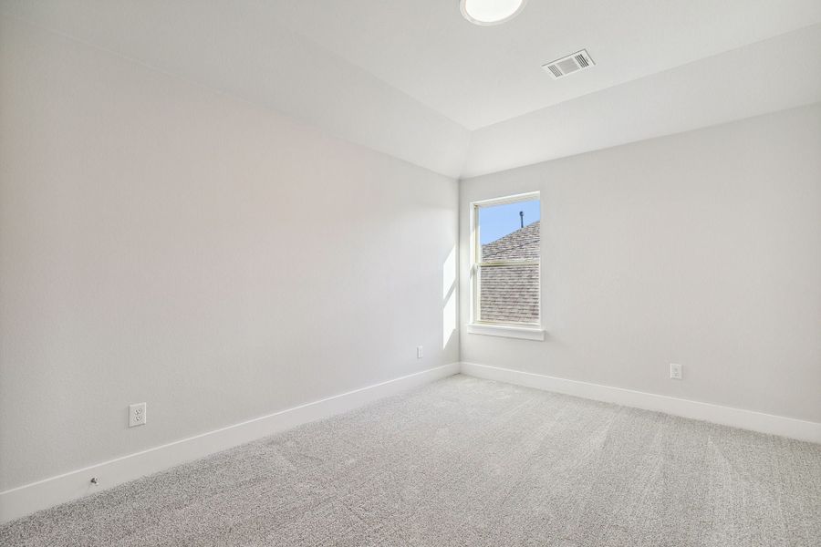 Spacious, unfurnished interior of a new home in Dove Hollow, Waxahachie (Image 28).