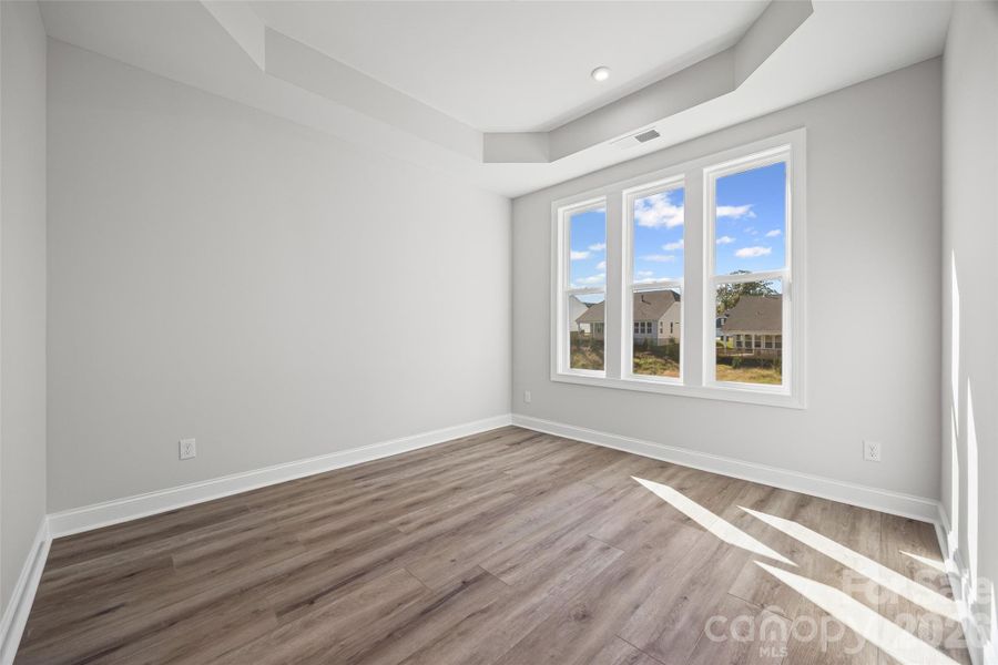 Spacious, unfurnished interior of a new home in Handsmill on Lake Wylie, York (Image 25).