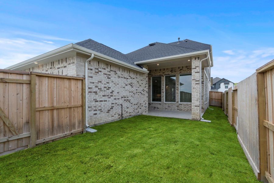 Exterior details and patio area of a home in Riceland, Mont Belvieu (Image 4).