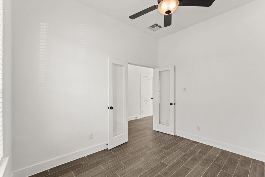 Spacious, unfurnished interior of a new home in Beacon Point, Texas City (Image 35).