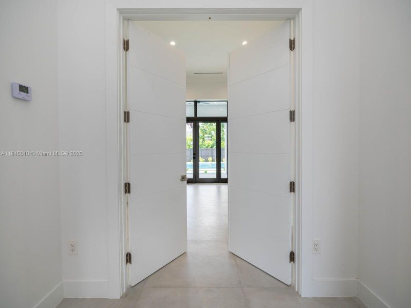 Spacious, unfurnished interior of a new home in , Miami (Image 36).