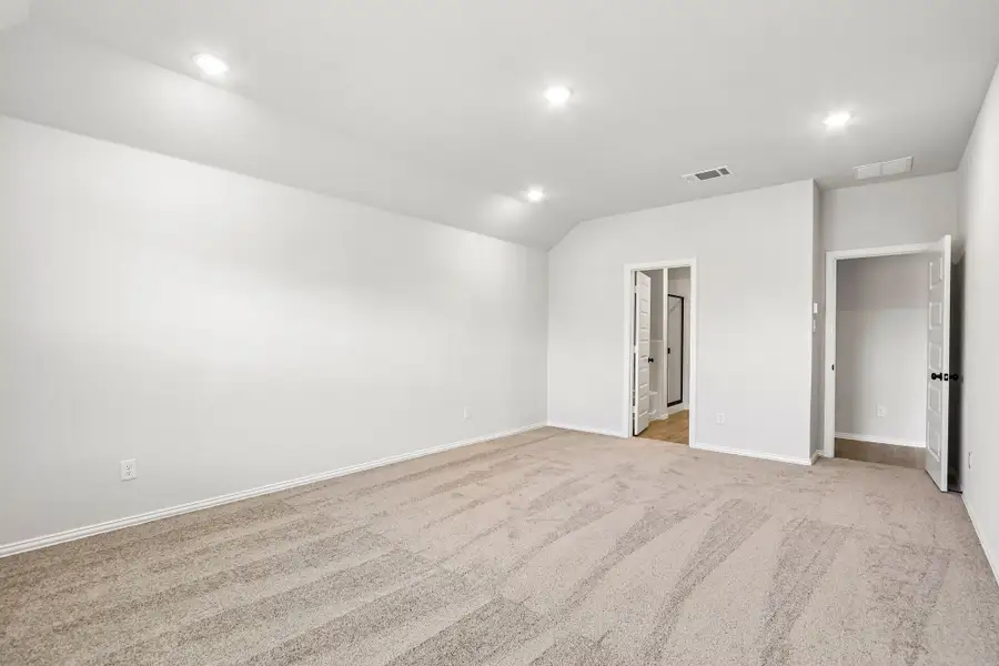 Spacious, unfurnished interior of a new home in Rolling Ridge, Van Alstyne (Image 14).