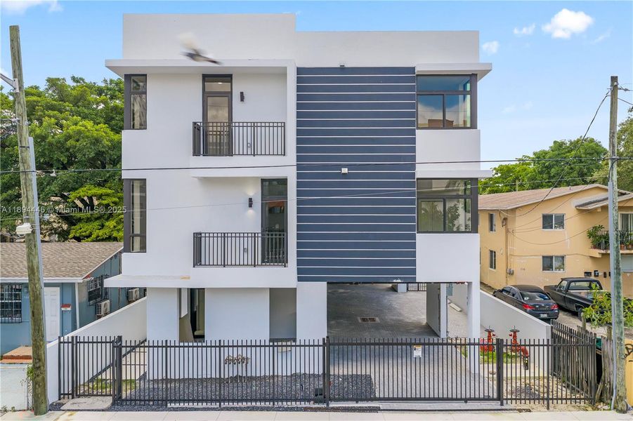 Condo located in Miami, FL showcasing its design and architecture (Image 2). Condo located in Miami, FL showcasing its design and architecture (Image 2).