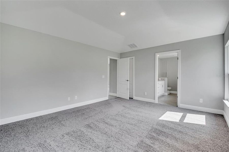 Spacious, unfurnished interior of a new home in , Kissimmee (Image 26).