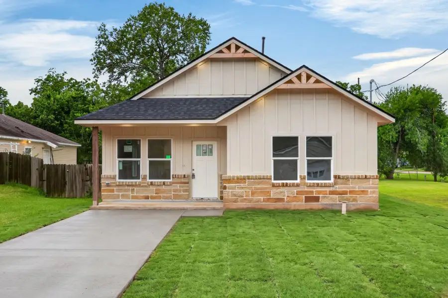Front exterior of a new home in , La Marque, TX, highlighting curb appeal (Image 1). Front exterior of a new home in , La Marque, TX, highlighting curb appeal (Image 1).