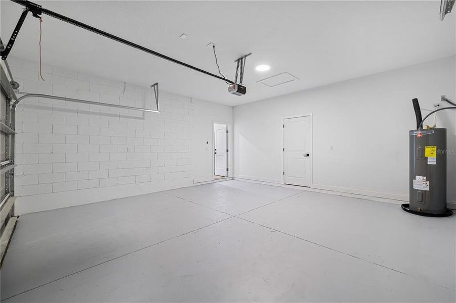 Spacious, unfurnished interior of a new home in , Citrus Springs (Image 25).