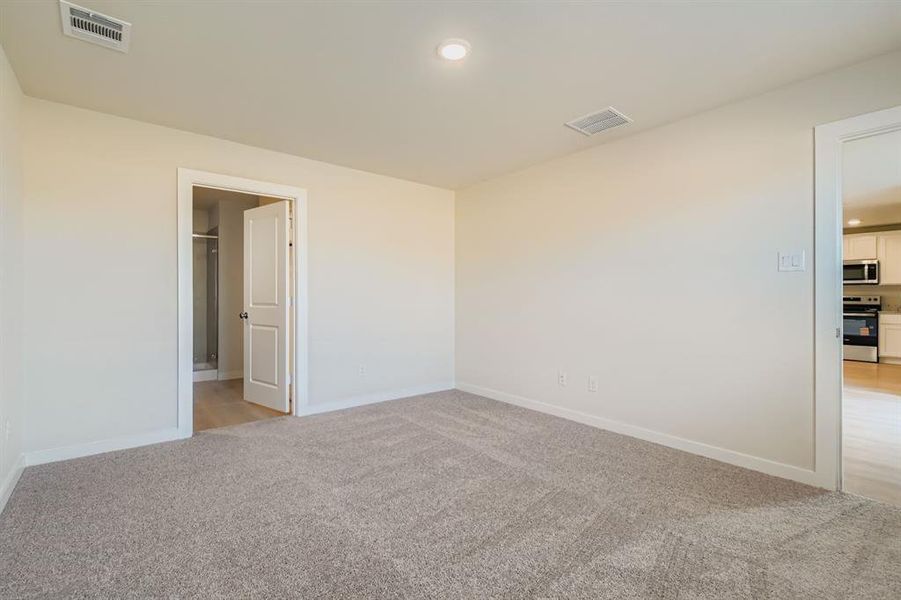 Spacious, unfurnished interior of a new home in Middlefield Village, Dallas (Image 17).