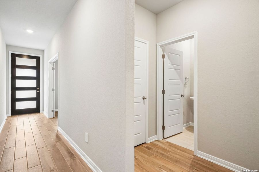Spacious, unfurnished interior of a new home in Royal Crest, San Antonio (Image 28).