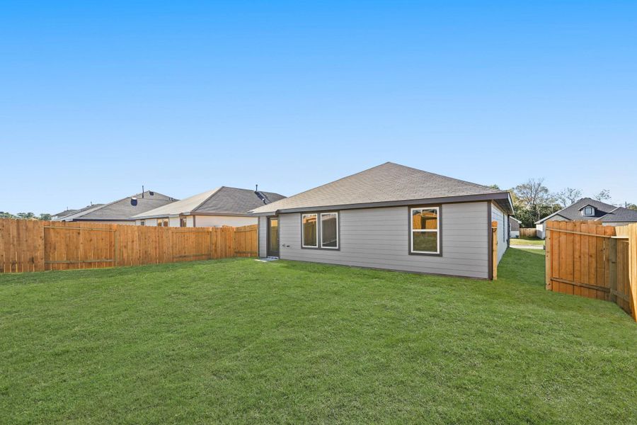 Exterior details and patio area of a home in Lexington Heights, Willis (Image 14).