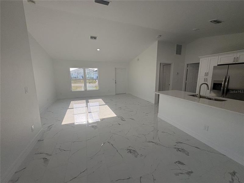 Spacious, unfurnished interior of a new home in , Cape Coral (Image 7).