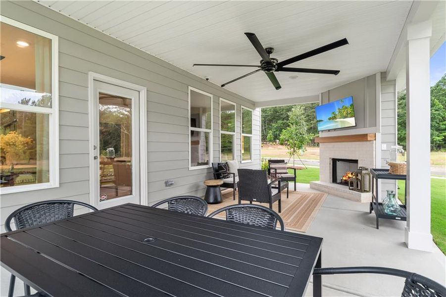 Exterior details and patio area of a home in Hamilton Lakes, Lawrenceville (Image 4).