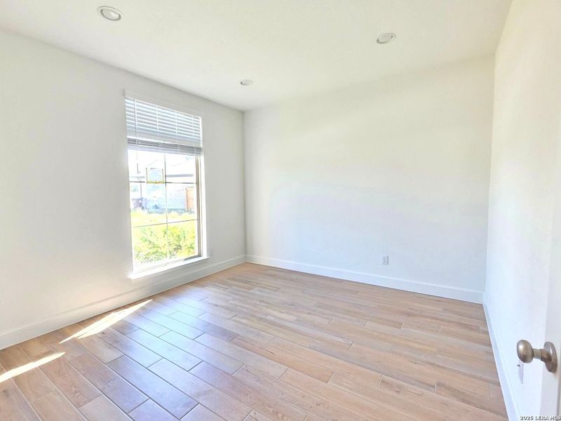 Spacious, unfurnished interior of a new home in Stevens Ranch, San Antonio (Image 19).