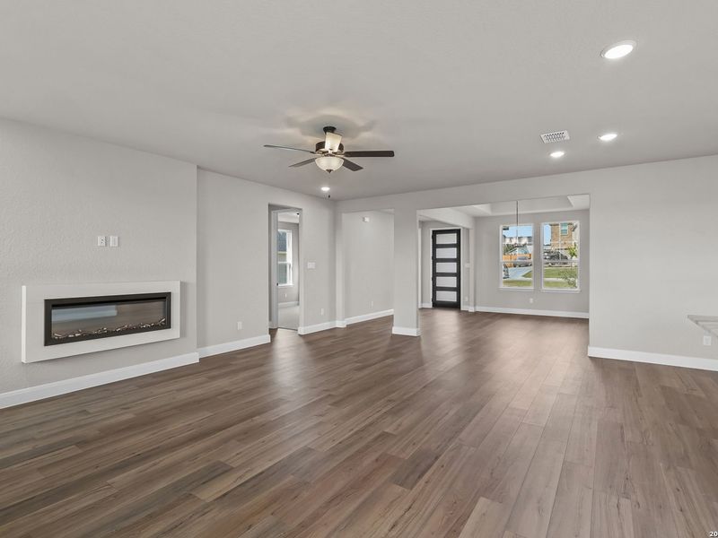 Spacious, unfurnished interior of a new home in Potranco Oaks, Castroville (Image 32).