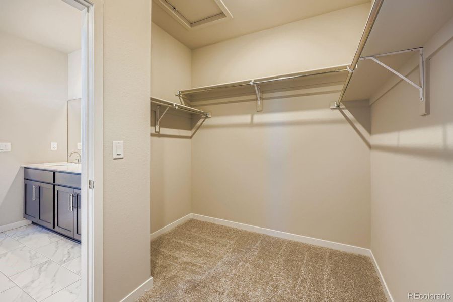 OWNER'S WALK-IN CLOSET