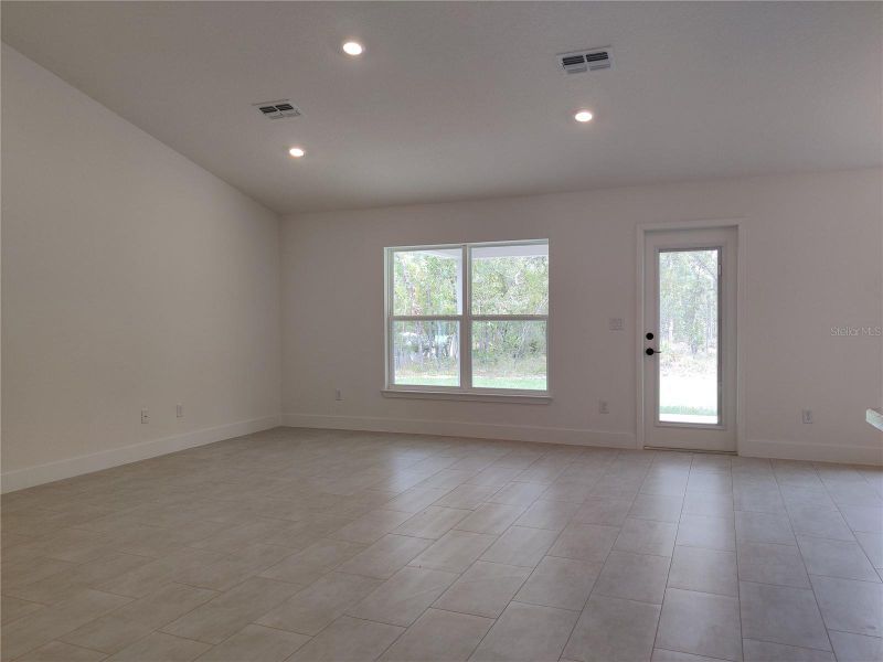 Spacious, unfurnished interior of a new home in Royal Highlands, Weeki Wachee (Image 9).