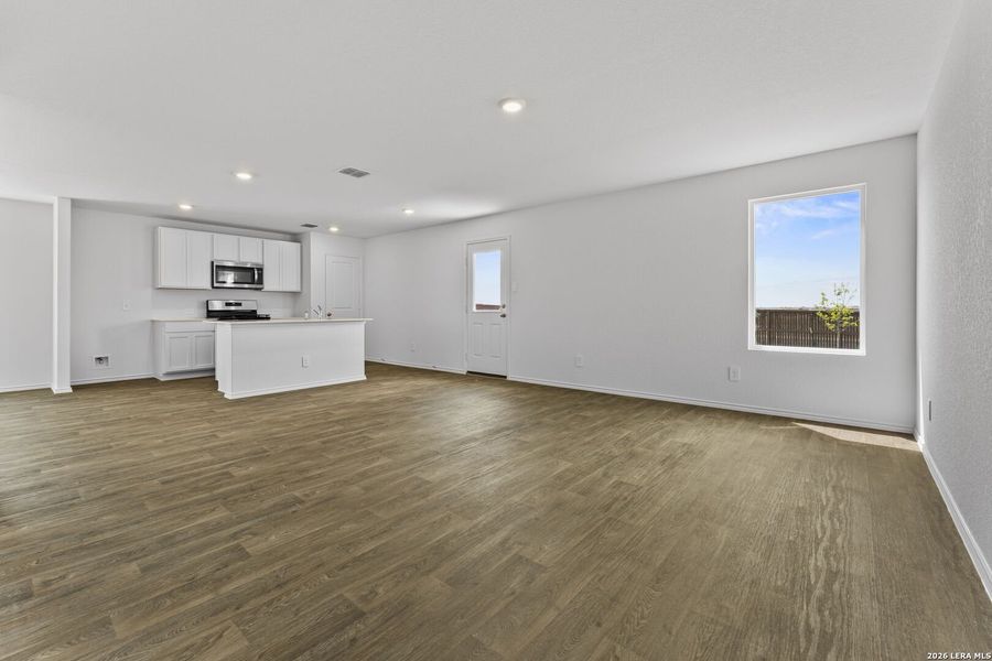 Spacious, unfurnished interior of a new home in Avenida, Converse (Image 23).