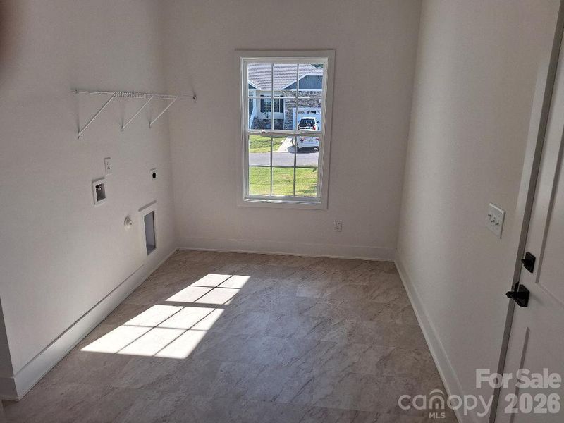 Spacious, unfurnished interior of a new home in Cardiff Glyn, Catawba (Image 20).