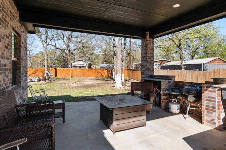Exterior details and patio area of a home in , Malakoff (Image 3).