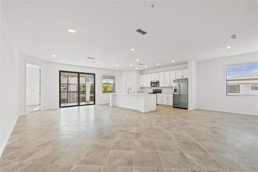 Spacious, unfurnished interior of a new home in Legends Cove, Bradenton (Image 19).