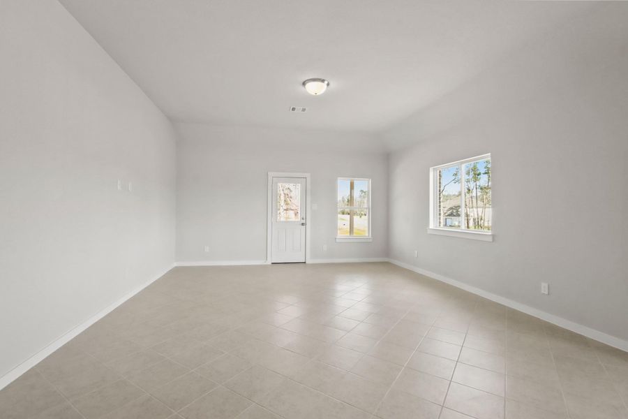 Spacious, unfurnished interior of a new home in Oakwood Ranch, Willis (Image 11).