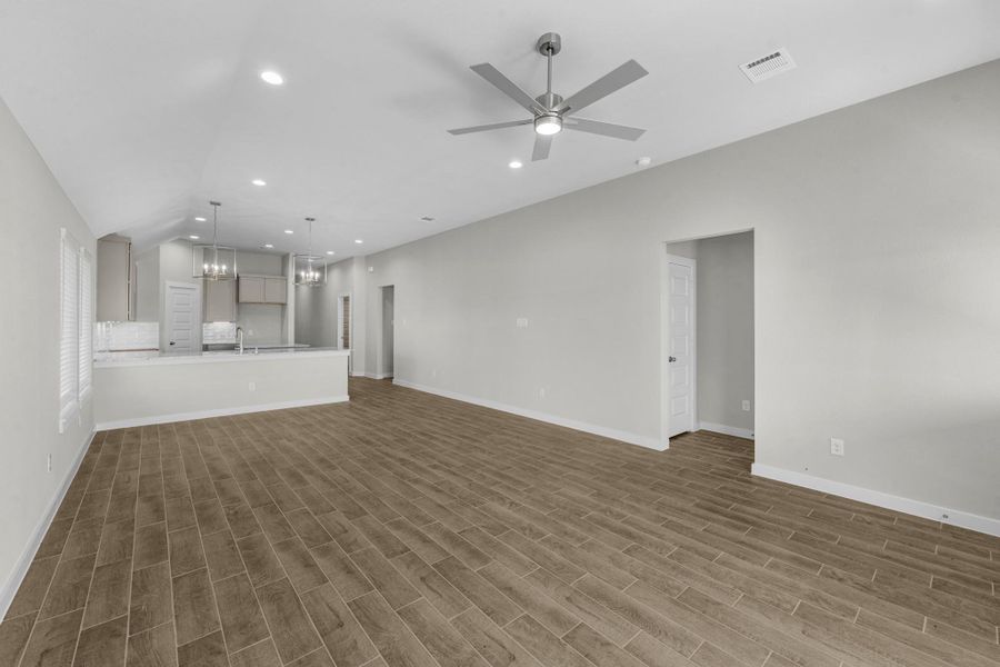 Spacious, unfurnished interior of a new home in Huntington Place, Rosharon (Image 14).
