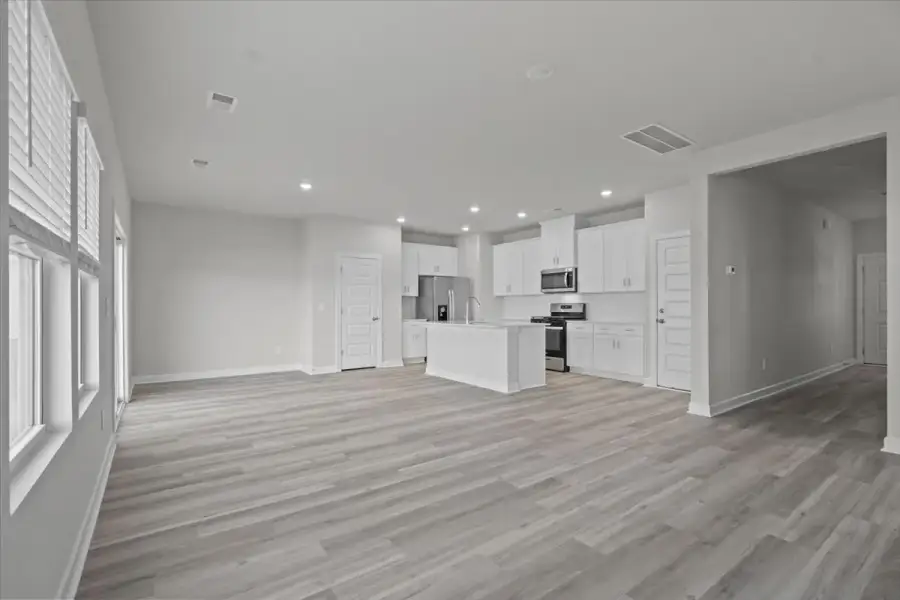 Spacious, unfurnished interior of a new home in Creek Ridge - Heritage Collection, Spartanburg (Image 11).