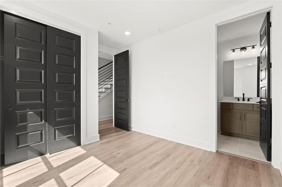 Spacious, unfurnished interior of a new home in , Alpharetta (Image 38).