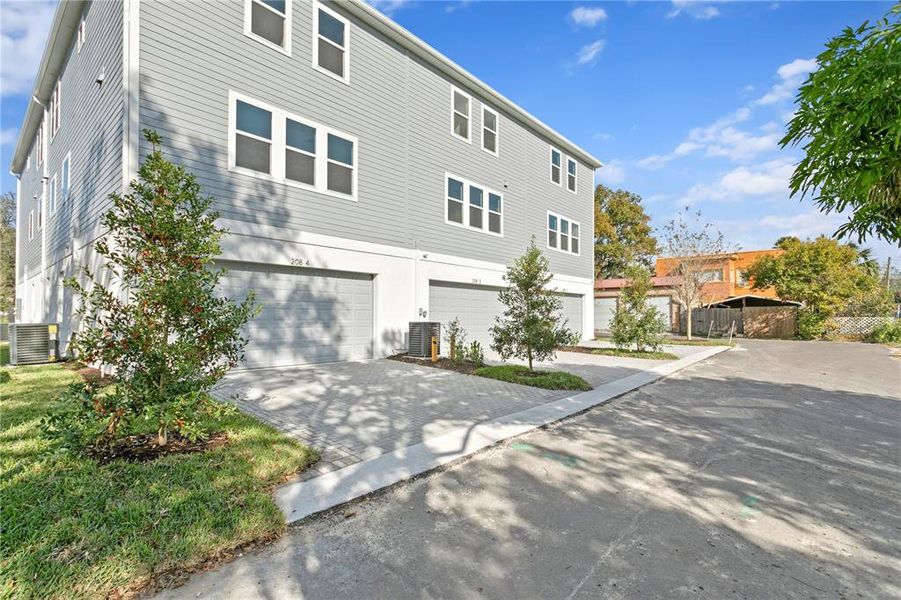 Exterior details and patio area of a home in , Tampa (Image 4).