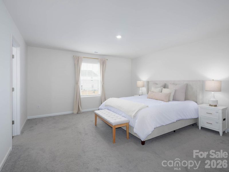 Expansive 2nd floor primary en-suite