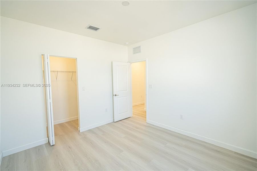 Spacious, unfurnished interior of a new home in Acacia Groves, Miami (Image 46).