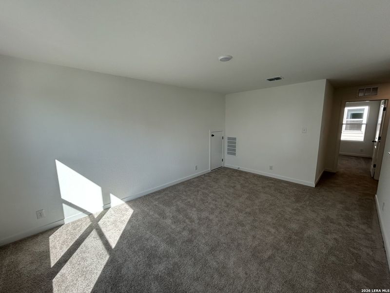 Spacious, unfurnished interior of a new home in Hennersby Hollow, San Antonio (Image 27).