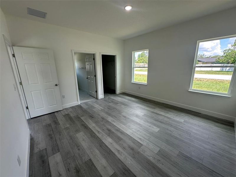 Spacious, unfurnished interior of a new home in , Ocala (Image 12).