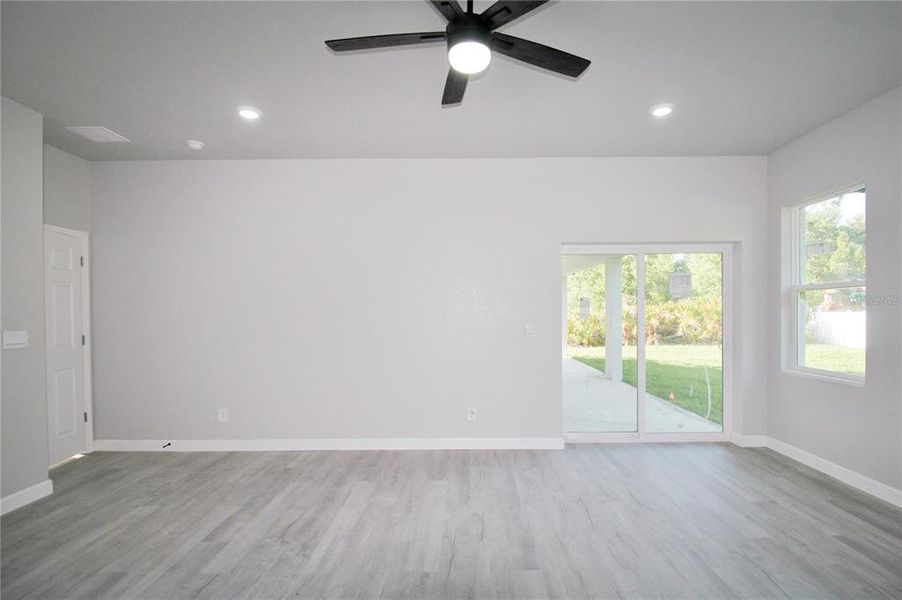 Spacious, unfurnished interior of a new home in , Sebring (Image 24).