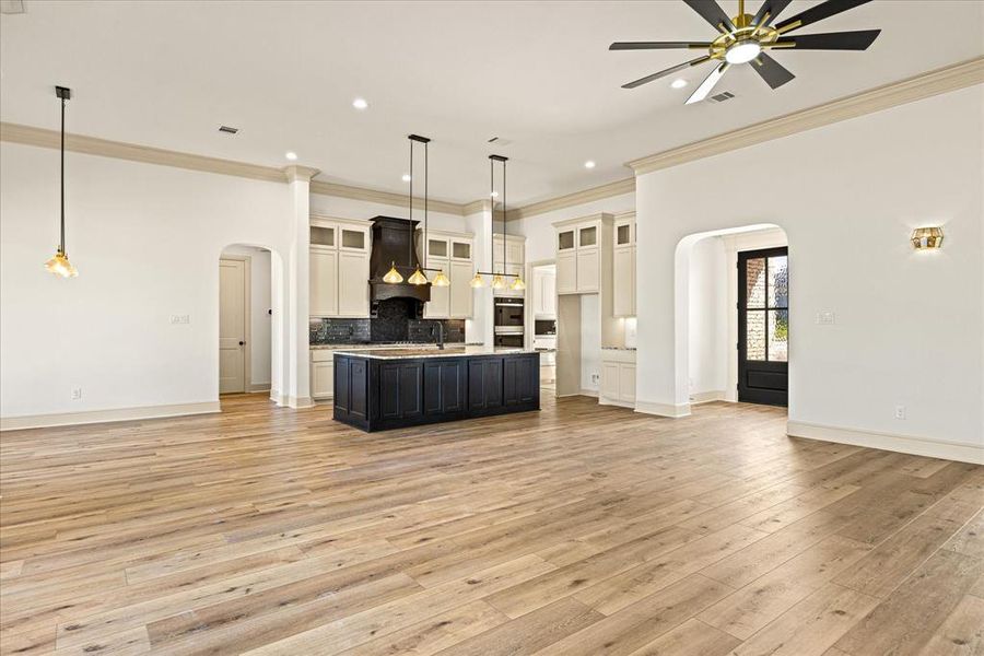 Spacious, unfurnished interior of a new home in Pecan Plantation, Granbury (Image 38).