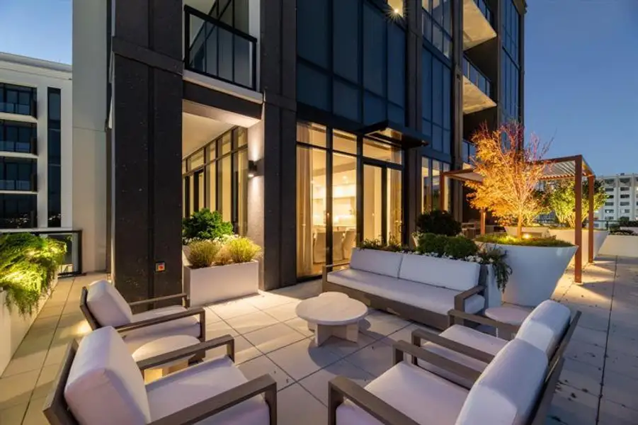 Condo located in Atlanta, GA showcasing its design and architecture (Image 3).