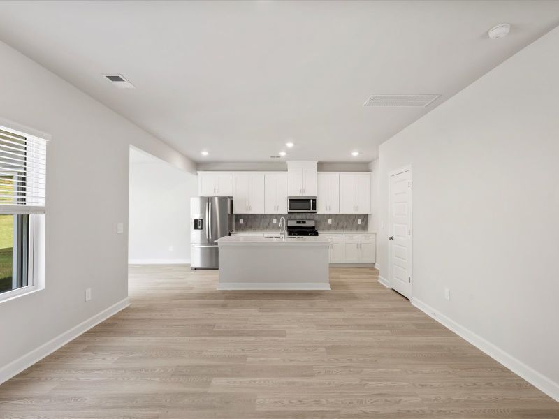 Spacious, unfurnished interior of a new home in Creek Ridge - Heritage Collection, Spartanburg (Image 8).