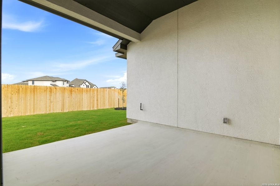 Exterior details and patio area of a home in Haby Hill 50s, San Antonio (Image 4).
