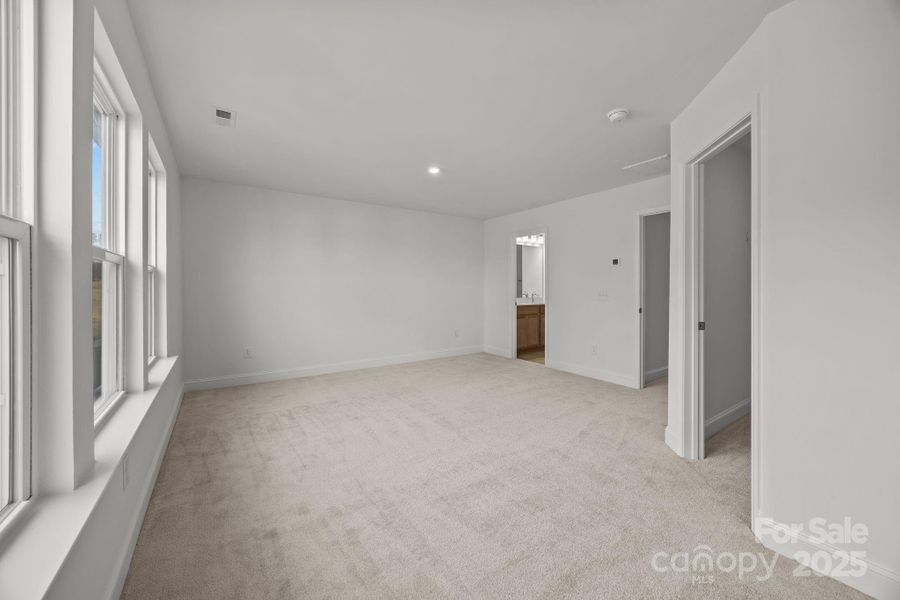 Spacious, unfurnished interior of a new home in Bell Glen, Charlotte (Image 34).