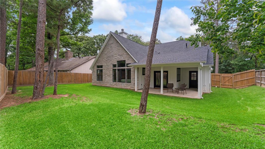 Exterior details and patio area of a home in Elkins Lake, Huntsville (Image 28).