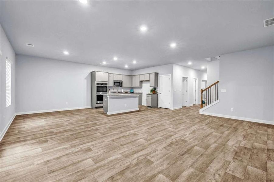 Spacious, unfurnished interior of a new home in Palmetto Oaks Phase III, Palmetto (Image 19). Spacious, unfurnished interior of a new home in Palmetto Oaks Phase III, Palmetto (Image 19).
