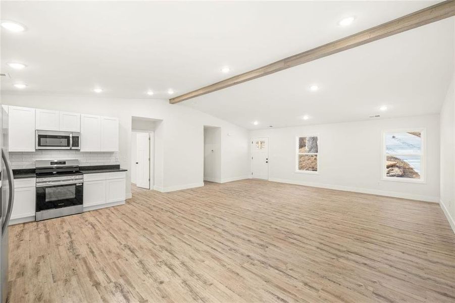 Spacious, unfurnished interior of a new home in , Gainesville (Image 9).