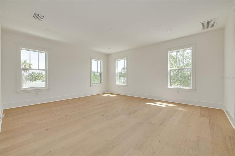 Spacious, unfurnished interior of a new home in , St. Petersburg (Image 41).