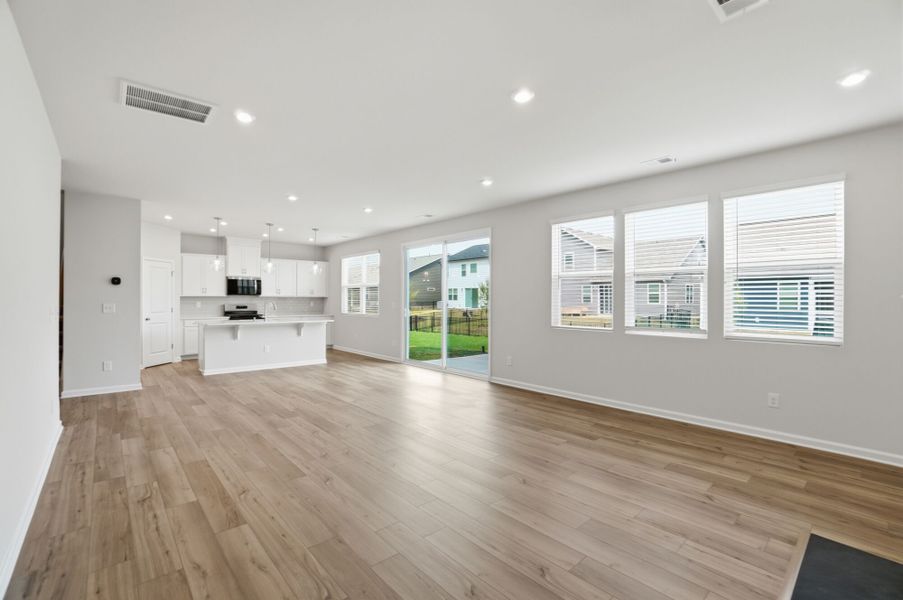 Spacious, unfurnished interior of a new home in Waxhaw Landing, Monroe (Image 14).