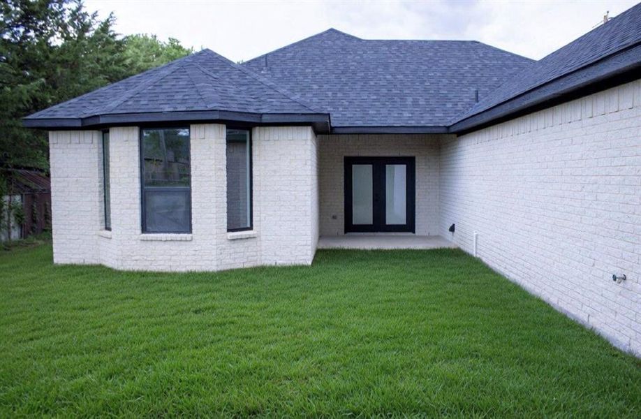Exterior details and patio area of a home in , Glenn Heights (Image 3).