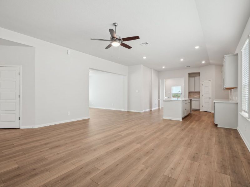 Spacious, unfurnished interior of a new home in Lark Canyon, New Braunfels (Image 14).