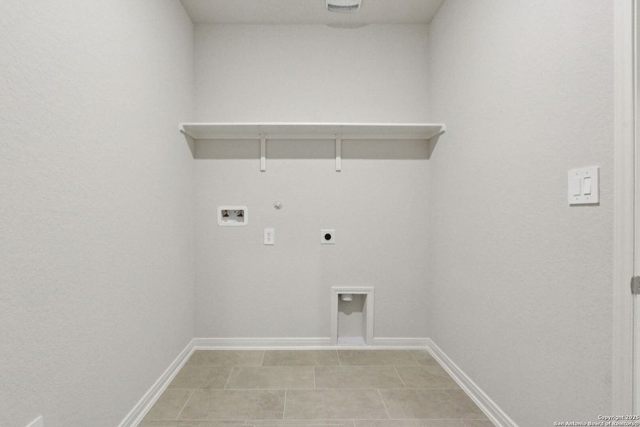 Spacious, unfurnished interior of a new home in Fox Falls, Boerne (Image 38).