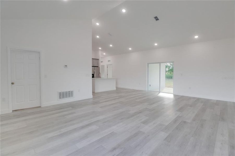 Spacious, unfurnished interior of a new home in , Ocala (Image 12).