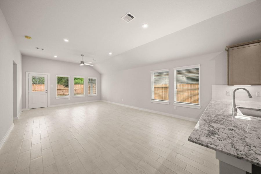 Spacious, unfurnished interior of a new home in Barton Creek Ranch, Conroe (Image 10). Spacious, unfurnished interior of a new home in Barton Creek Ranch, Conroe (Image 10).