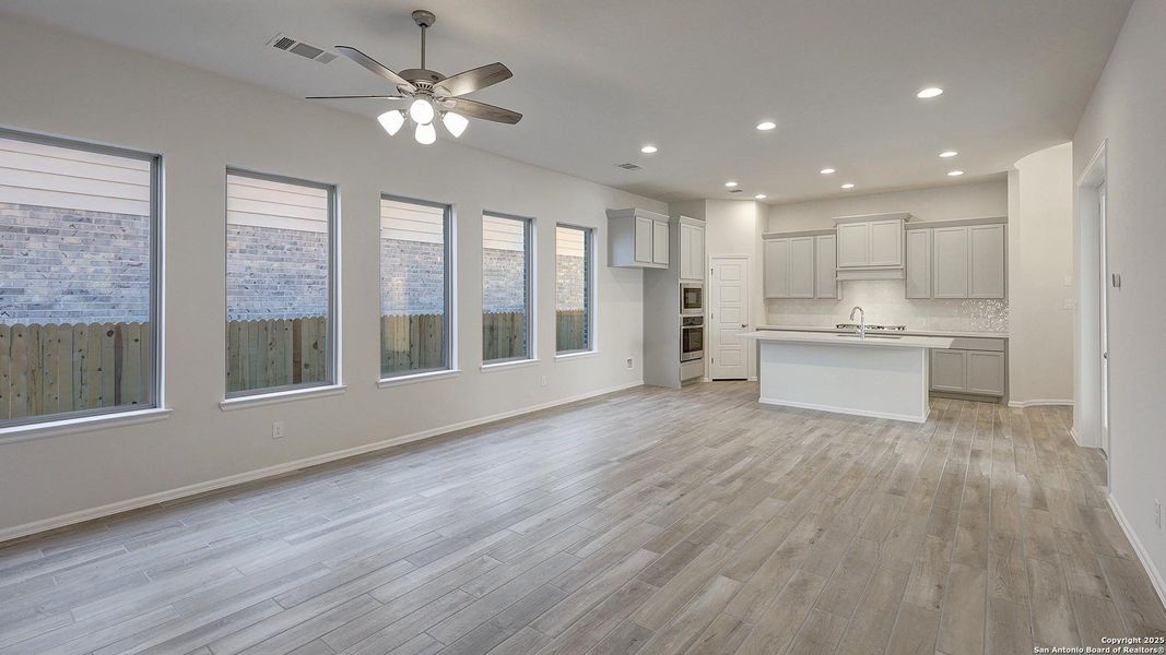 Spacious, unfurnished interior of a new home in Veranda 40', San Antonio (Image 22).