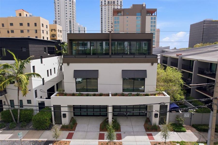 Condo located in St. Petersburg, FL showcasing its design and architecture (Image 4).